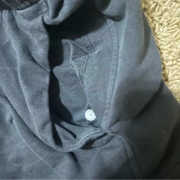 Women’s Lululemon Inner Glow Shorts Size 14 - Picture 6 of 6